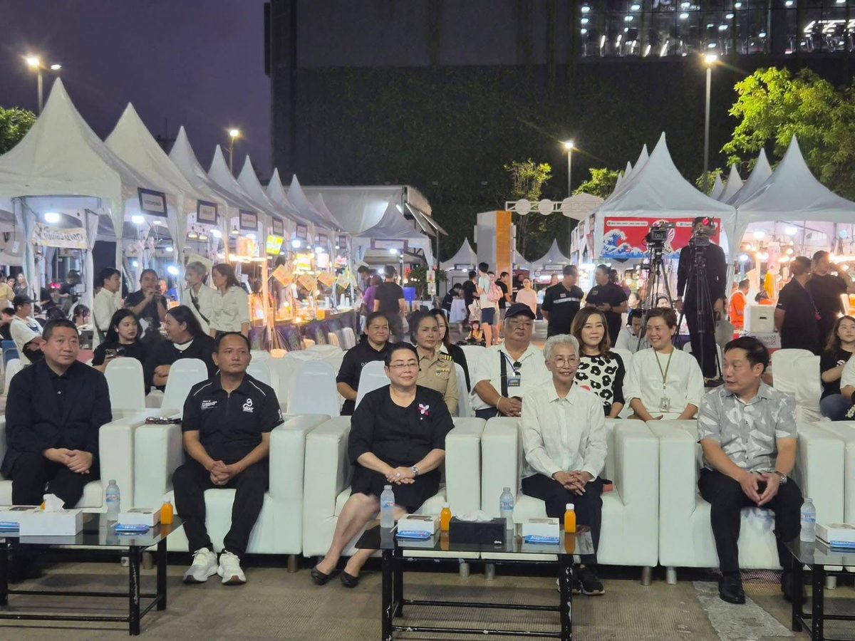 เต็นท์ตลาดนัดหน้า Central Si Racha