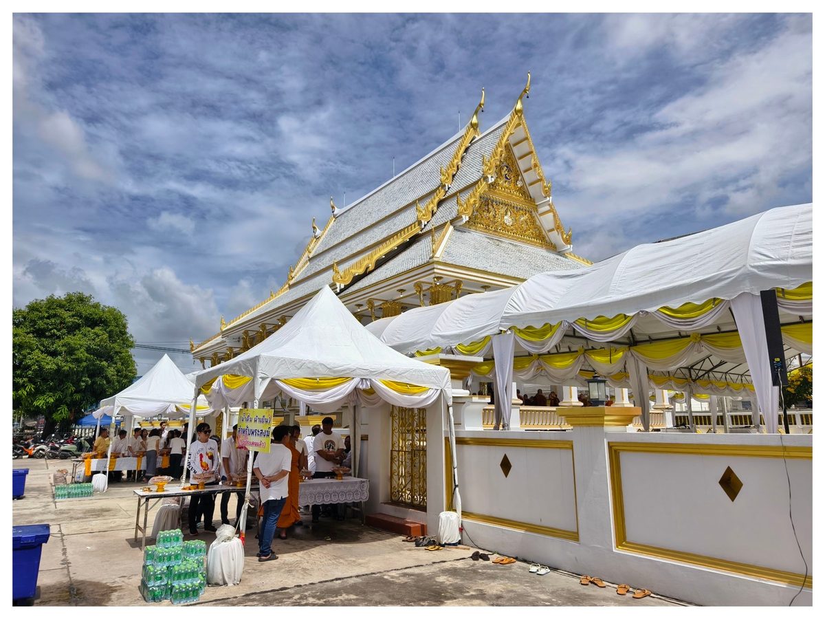 เต็นท์ประดับผ้าสีขาวเหลืองหน้าวัด