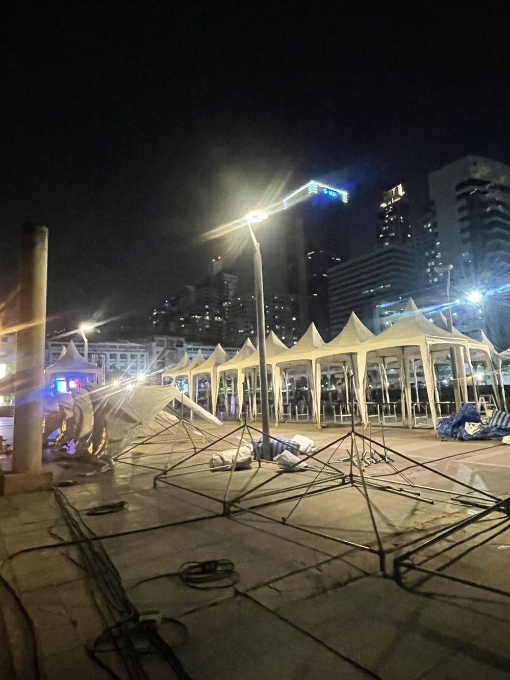 ทีมงานประกอบโครงเต็นท์ตอนกลางคืน